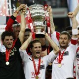Stéphane Sarni au centre avec la Coupe de Suisse remportée en 2009